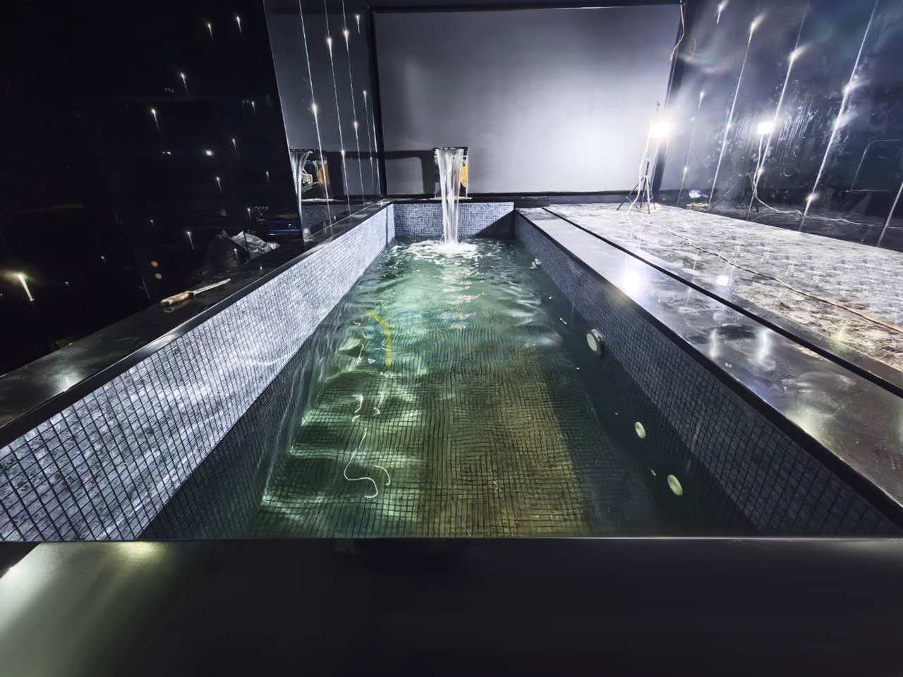 Панельный бассейн в апартаментах люкс-класса