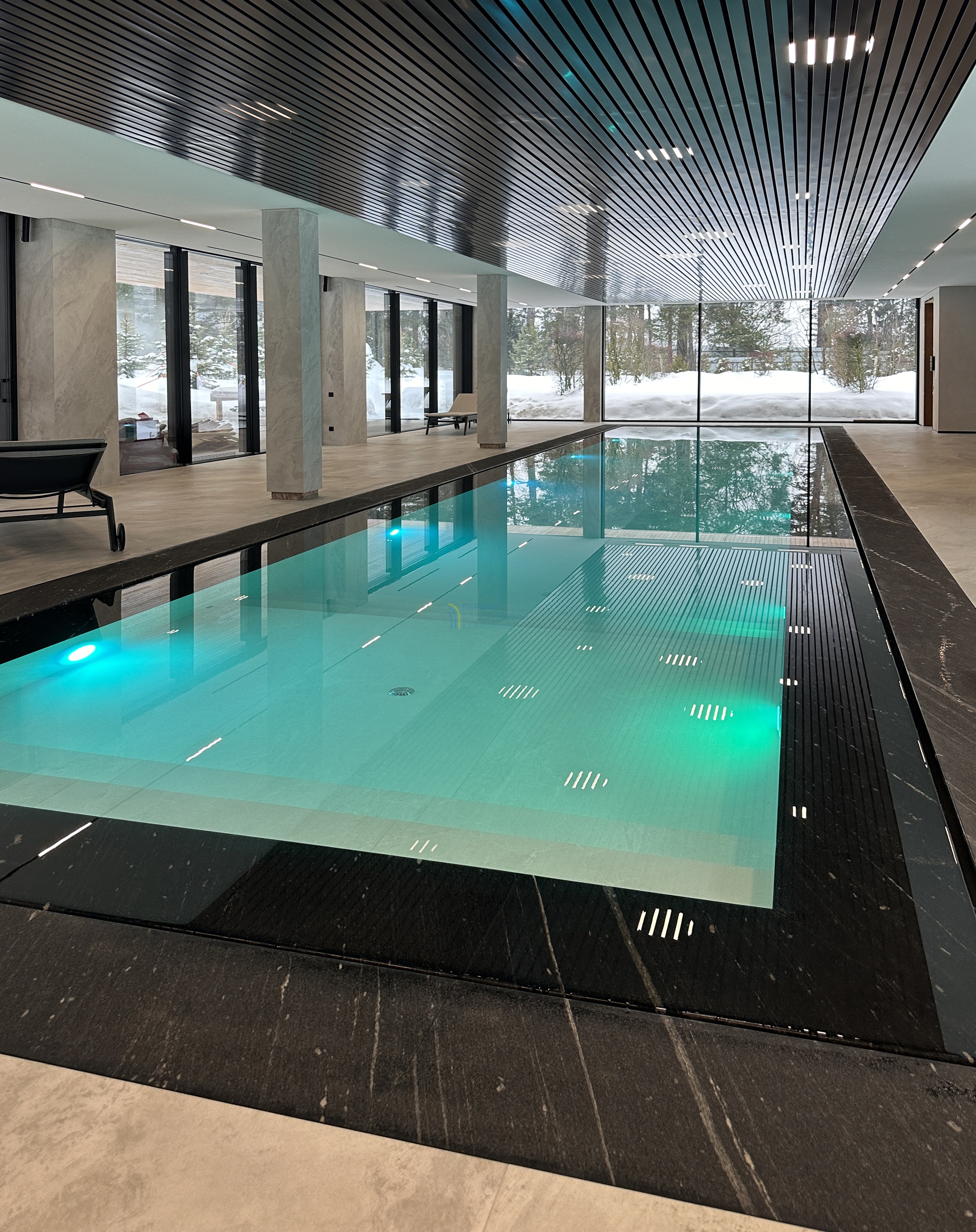 Бетонный бассейн в загородном доме 